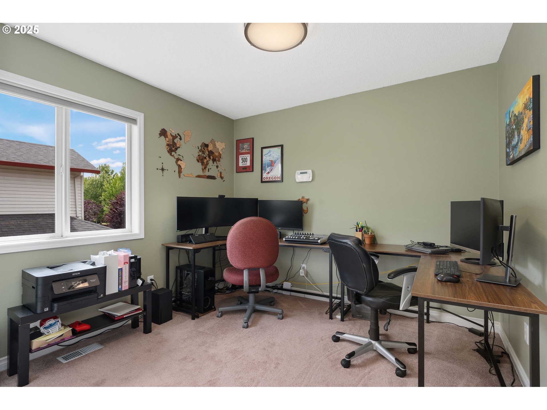 2326 Southeast Robin Lane Gresham, OR 97080 - Photo 25 of 33 a livingroom with furniture and a window