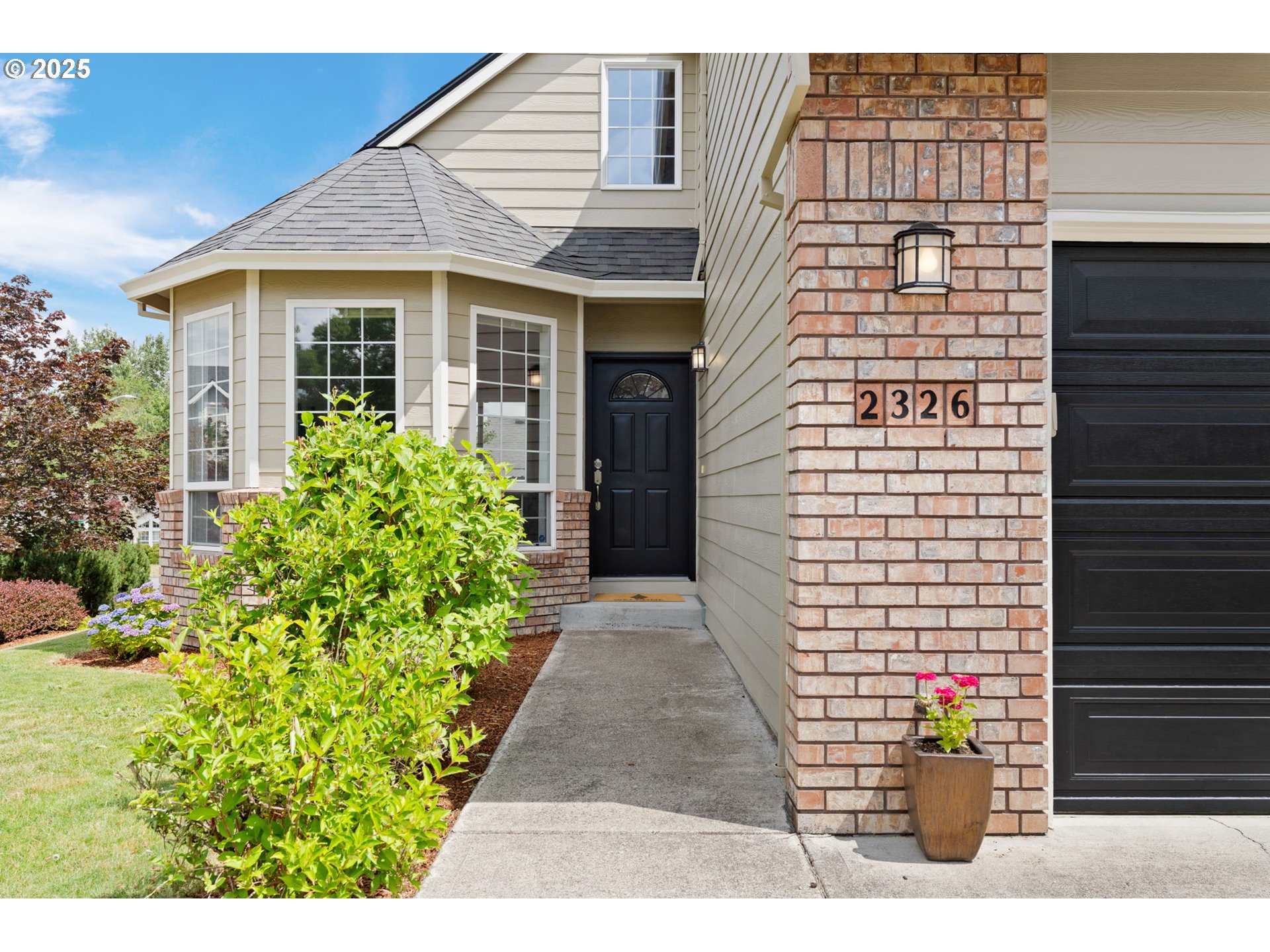 2326 Southeast Robin Lane Gresham, OR 97080 - Photo 3 of 33 a view of a house with potted plants