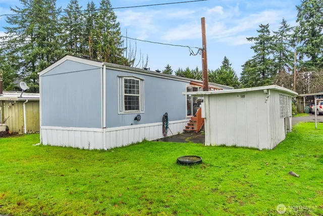 a view of a house with backyard