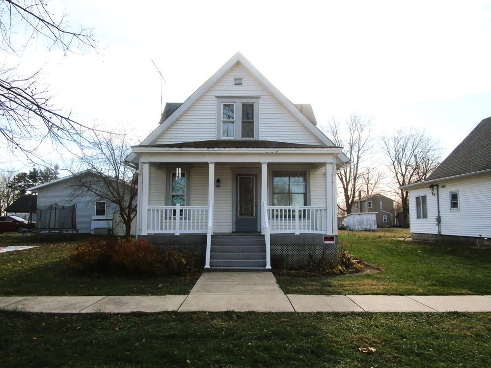 119 West Chestnut Street Compton, IL 61318 - Photo 1 of 27 a front view of a house with a yard