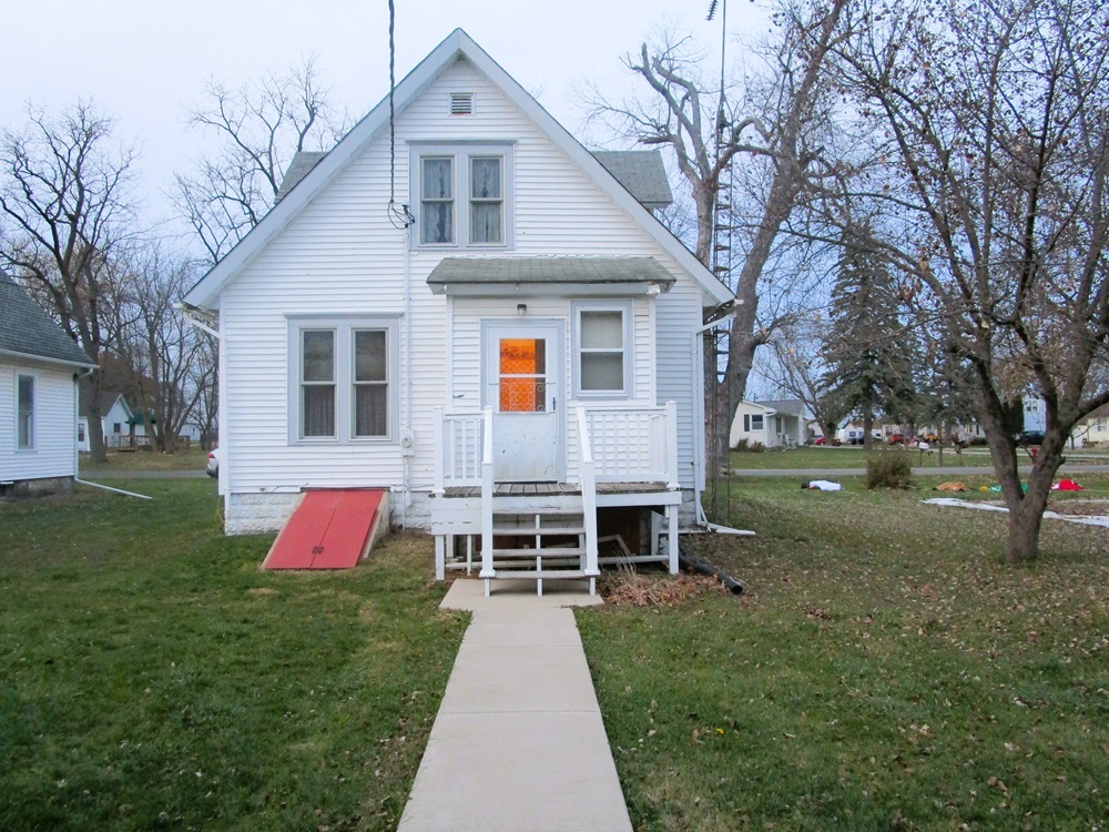 119 West Chestnut Street Compton, IL 61318 - Photo 2 of 27 a front view of house with yard and green space