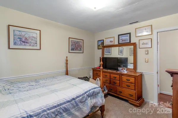 a view of livingroom with furniture and ceiling fan