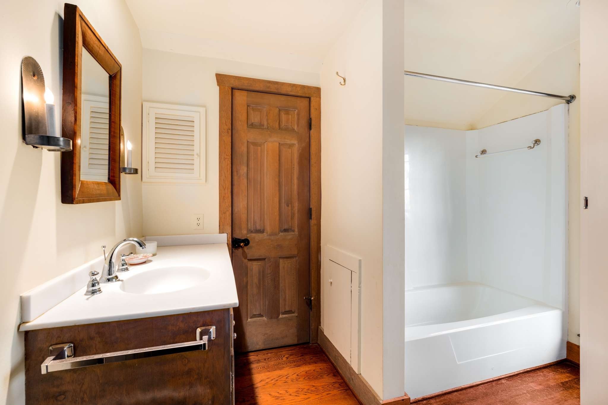 360 Vaughn Road Nashville, TN 37221 - Photo 14 of 36 a bathroom with a sink a mirror and a bathtub
