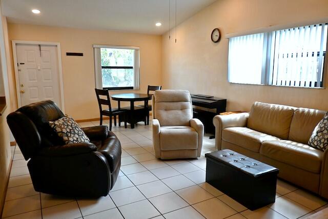 10551 Country Club Terrace Boca Raton, FL 33428 - Photo 3 of 41 LIVINGROOM