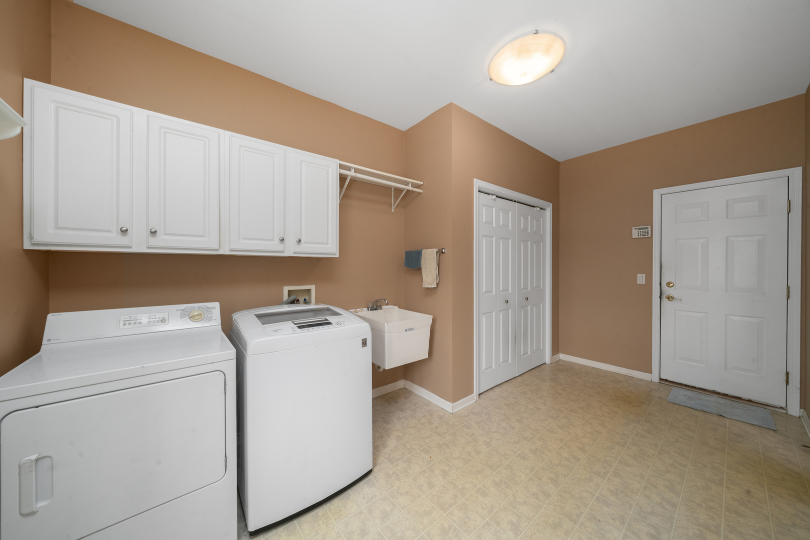 757 Merrill New Road Sugar Grove, IL 60554 - Photo 20 of 51 a view of utility room with washer and dryer
