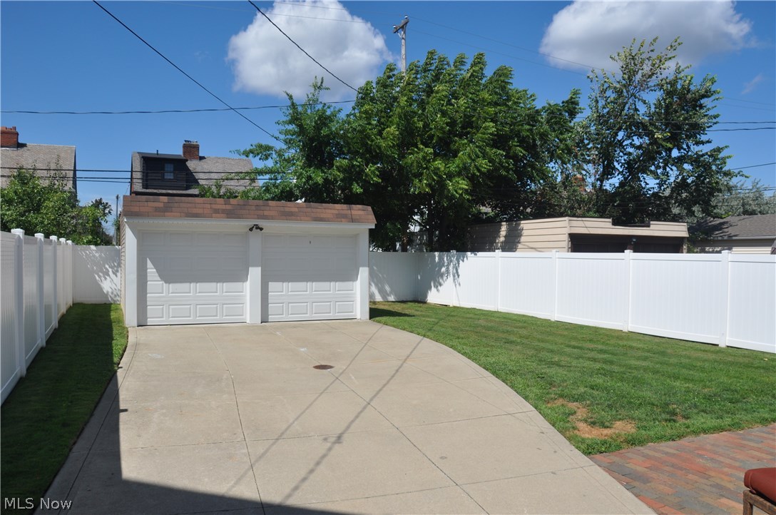 3676 Strathavon Road Cleveland, OH 44120 - Photo 4 of 34