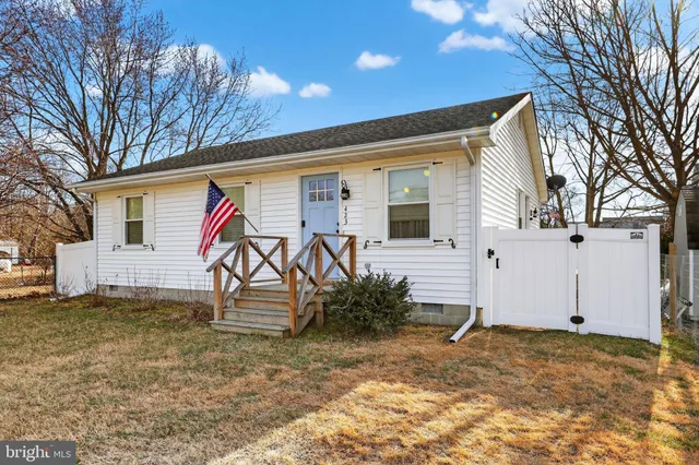 a view of a house with backyard and a tree