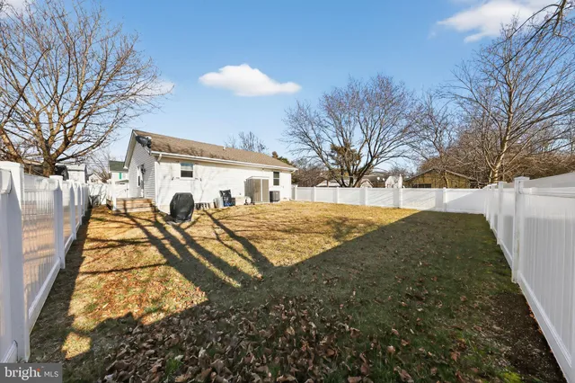 a view of a yard with a house
