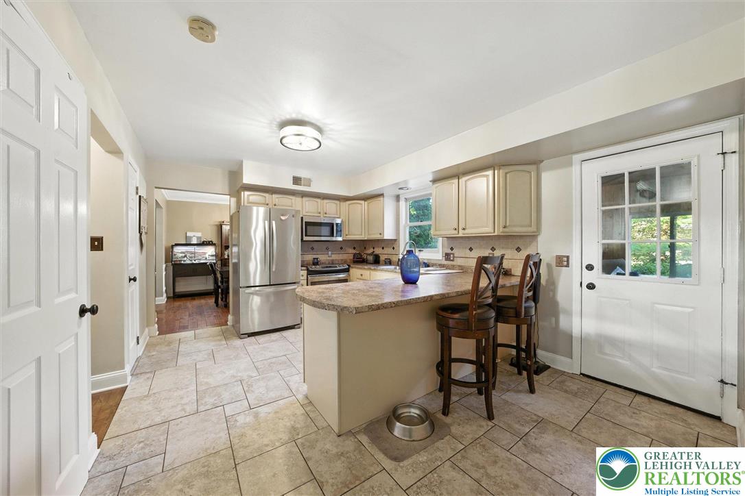 4110 Greenfield Road Bethlehem, PA 18017 - Photo 4 of 30 Gallery Image 4