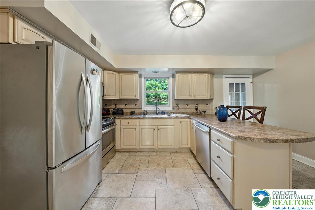 4110 Greenfield Road Bethlehem, PA 18017 - Photo 5 of 30 Gallery Image 5