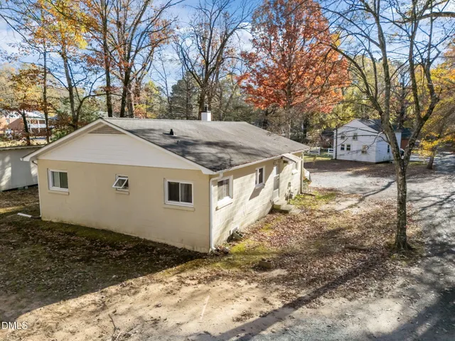 a car parked in front of white house