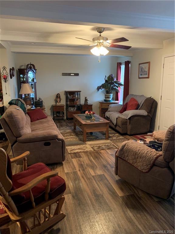 170 Austin Circle Rutherfordton, NC 28139 - Photo 9 of 11 a living room with furniture
