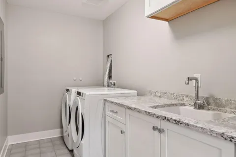 $995,000 | 222 Ferndale Road South, Unit 108, Wayzata, MN 55391