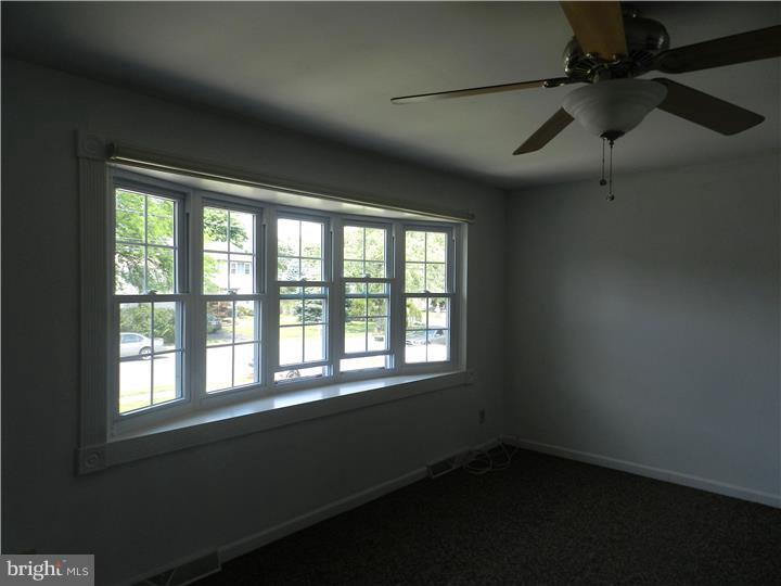 658 Lancing Road Woodbury, NJ 08096 - Photo 14 of 19 Living Room