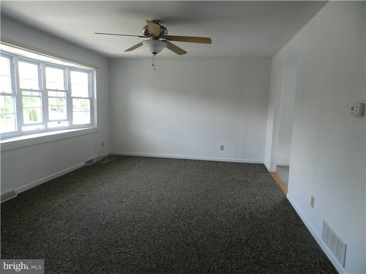 658 Lancing Road Woodbury, NJ 08096 - Photo 7 of 19 Living Room