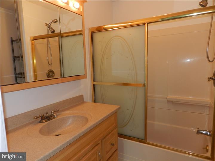 658 Lancing Road Woodbury, NJ 08096 - Photo 8 of 19 Bathroom