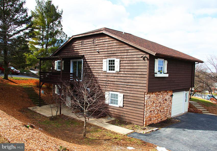 303 Manor Ridge Drive Akron, PA 17501 - Photo 3 of 20 Gallery Image 3