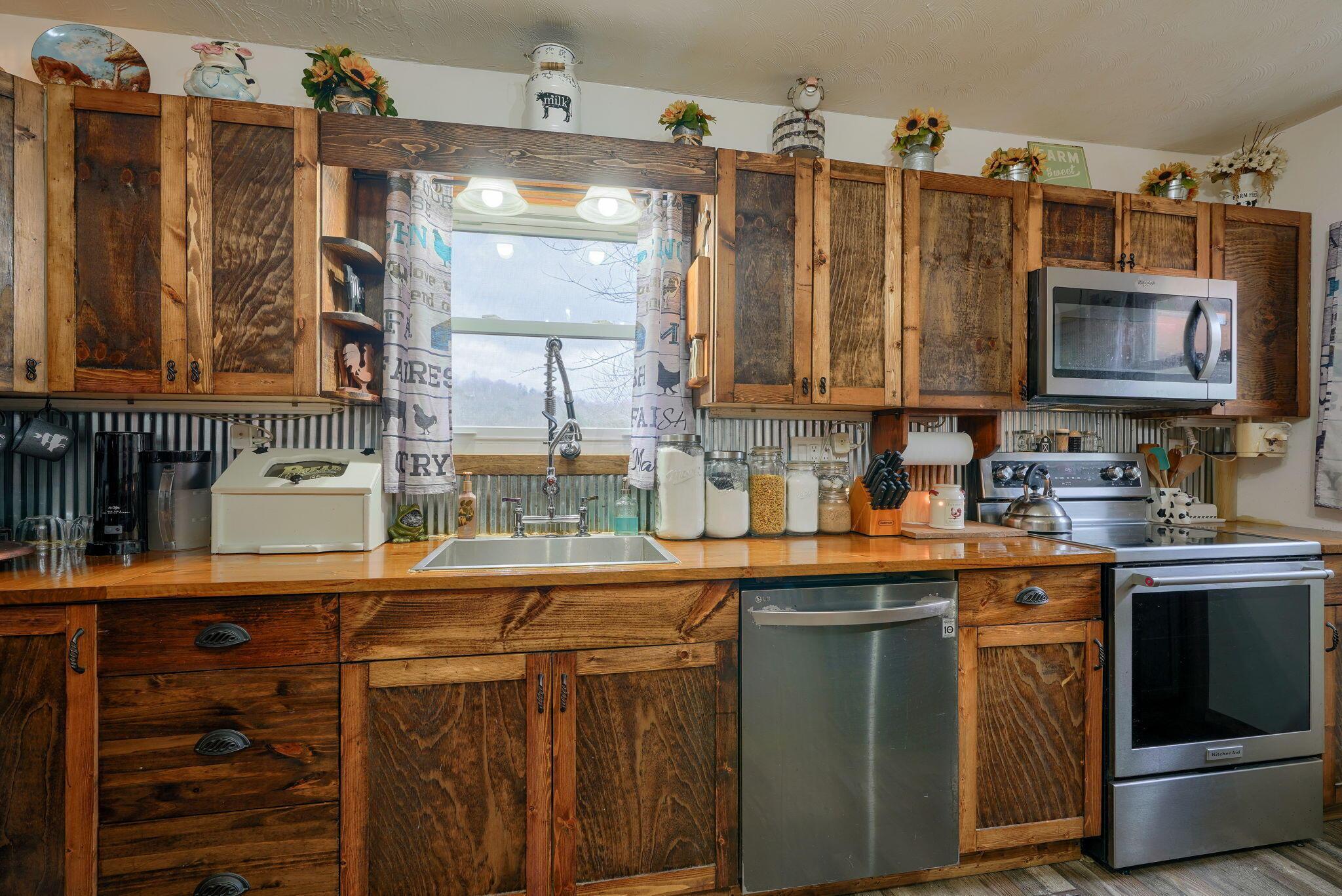 448 Jackson Furnace Road Oak Hill, OH 45656 - Photo 15 of 33 15. Kitchen