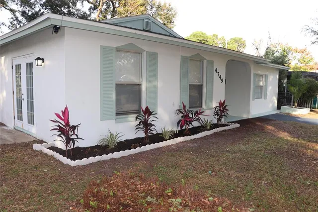 a view of a house with yard