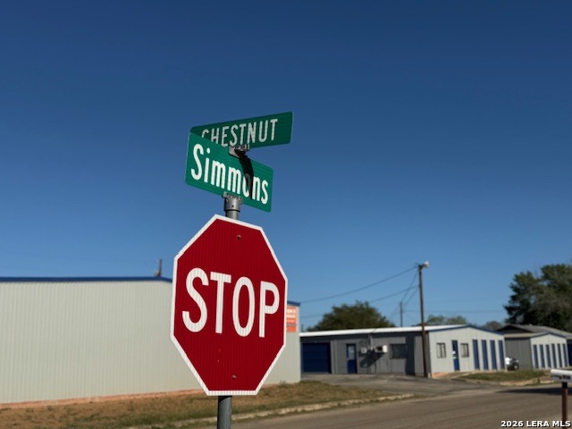 910 Chestnut Street Jourdanton, TX 78026 - Photo 6 of 8