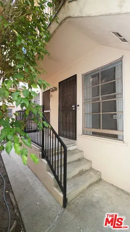 $1,850 | 1316 1/4 South Barrington Avenue, Los Angeles, CA 90025