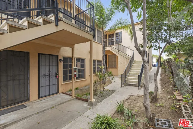 $1,850 | 1316 1/4 South Barrington Avenue, Los Angeles, CA 90025