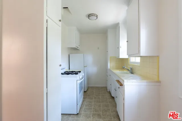 $1,850 | 1316 1/4 South Barrington Avenue, Los Angeles, CA 90025