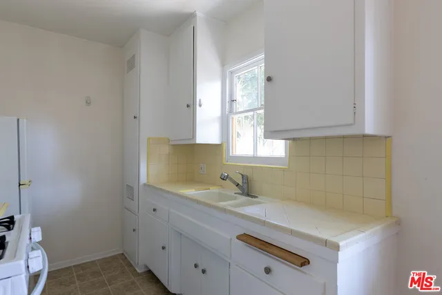 $1,850 | 1316 1/4 South Barrington Avenue, Los Angeles, CA 90025