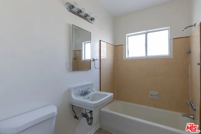 $1,850 | 1316 1/4 South Barrington Avenue, Los Angeles, CA 90025