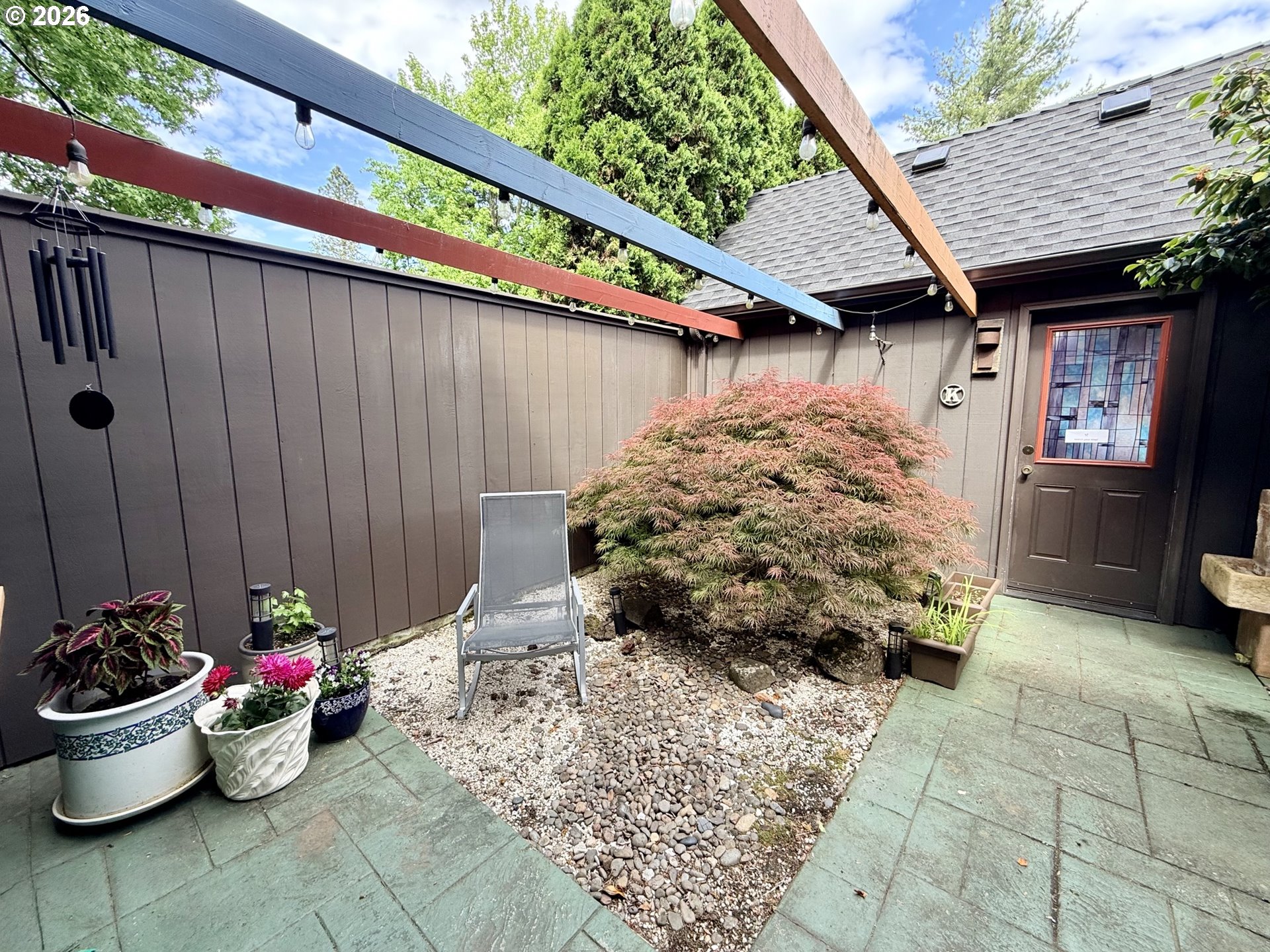 160 Westbrook Way Eugene, OR 97405 - Photo 30 of 31 a backyard of a house with lots of green space