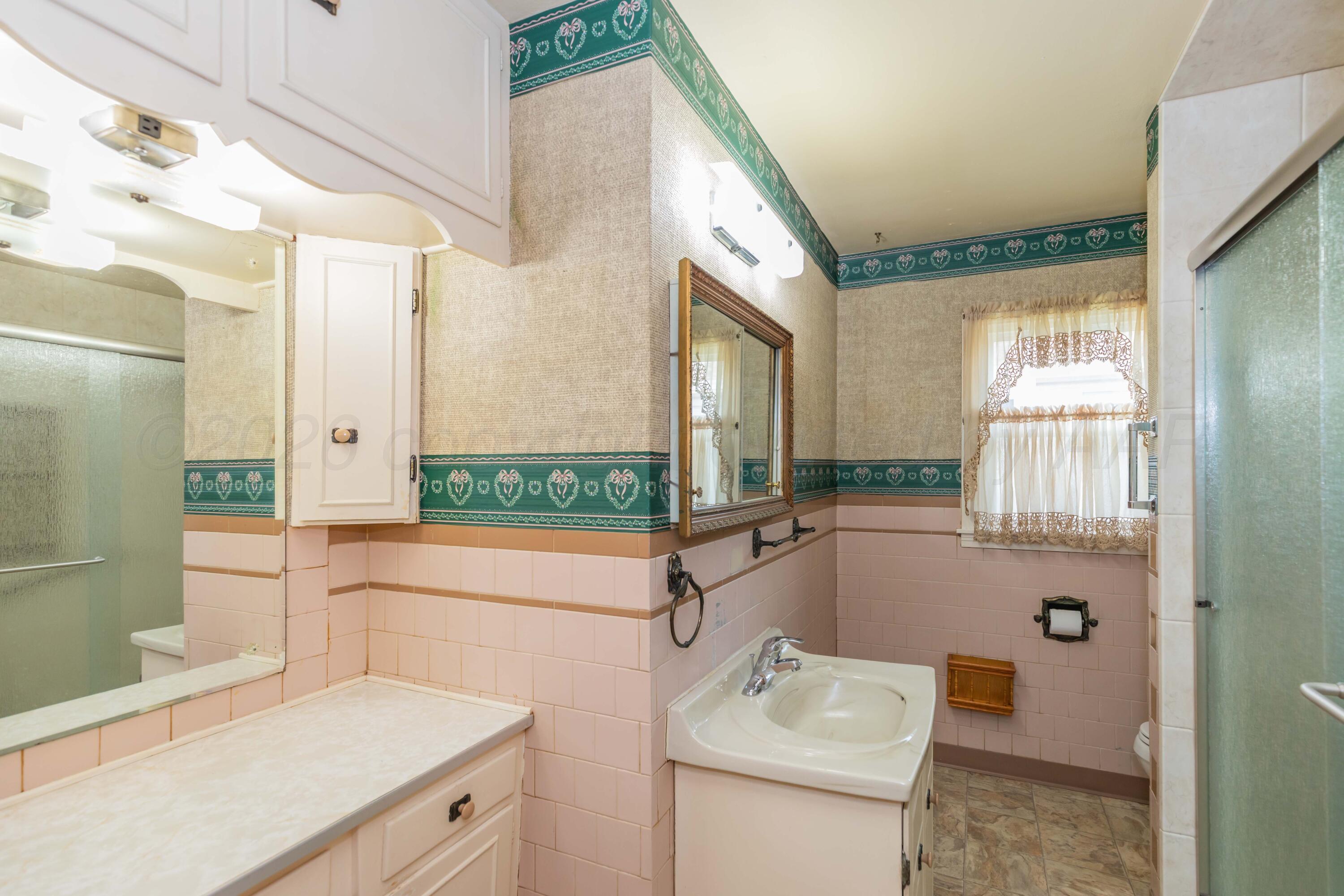 4302 South Travis Street Amarillo, TX 79110 - Photo 19 of 24 BATHROOM VIEW 1