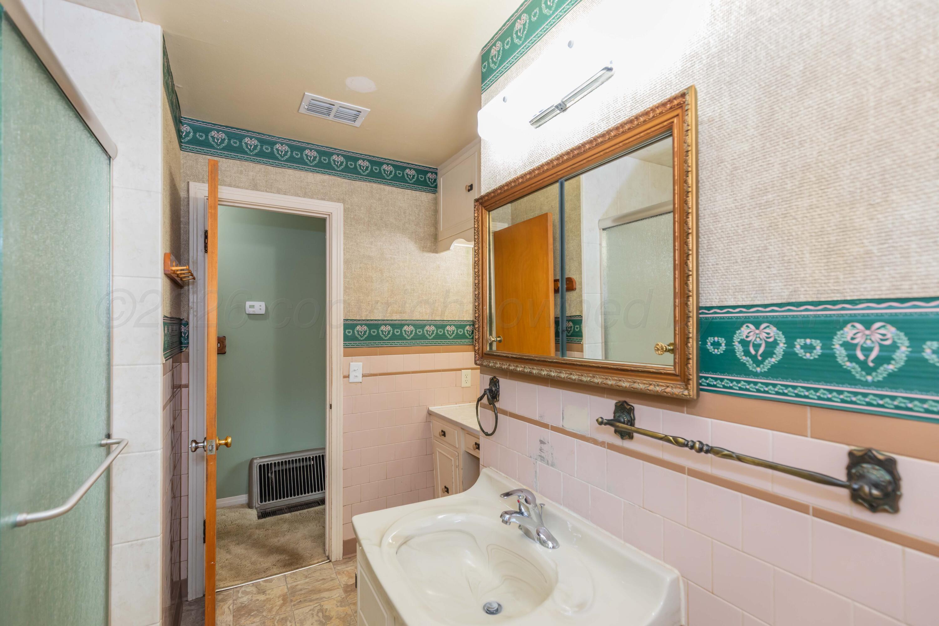 4302 South Travis Street Amarillo, TX 79110 - Photo 20 of 24 BATHROOM VIEW 3