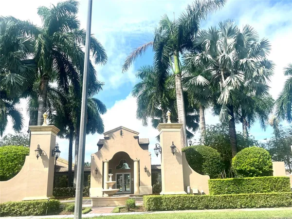 $2,050 | 930 Northeast 33rd Terrace, Unit 203, Homestead, FL 33033
