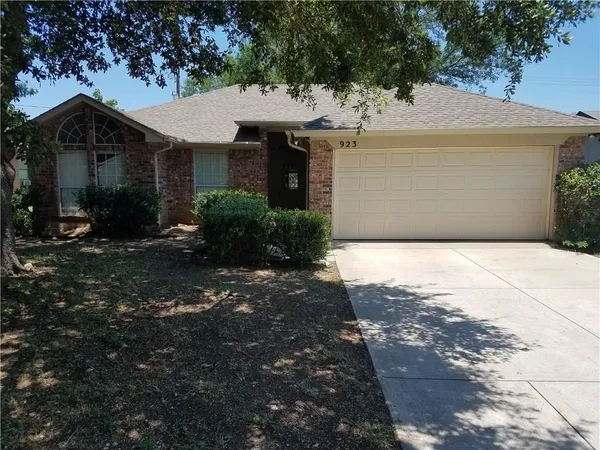 $1,995 | 923 Packard Drive, Arlington, TX 76001