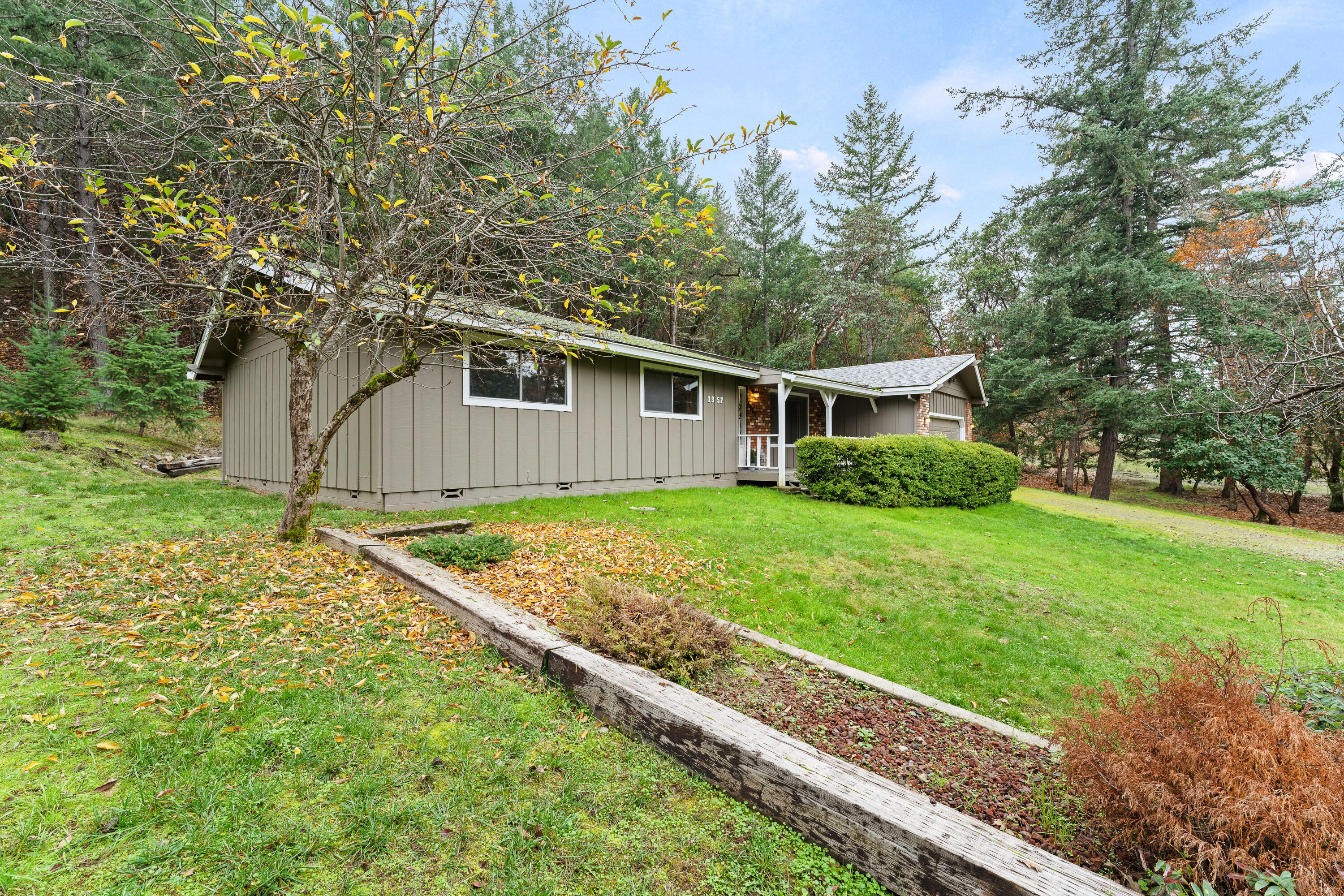 1357 Summit Loop Grants Pass, OR 97527 - Photo 23 of 24 EXT (8 of 13)