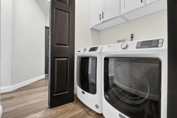 a view of a house with backyard and porch