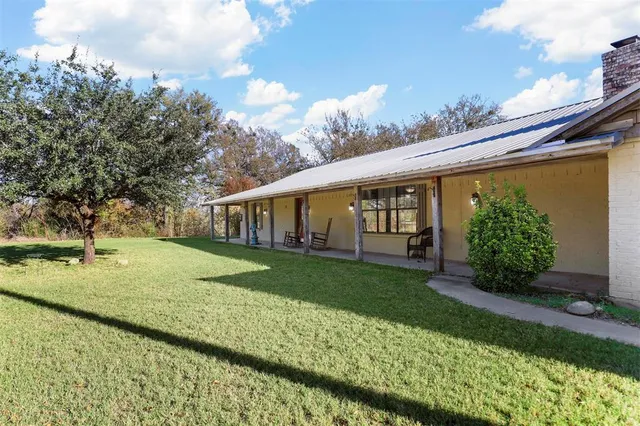 a view of a house with backyard and garden