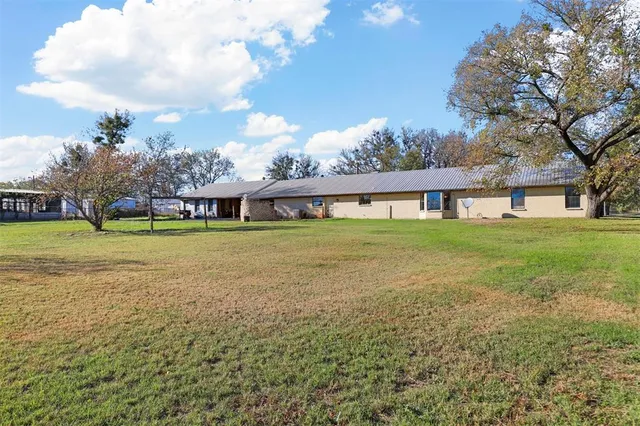 a view of a house with yard and porch