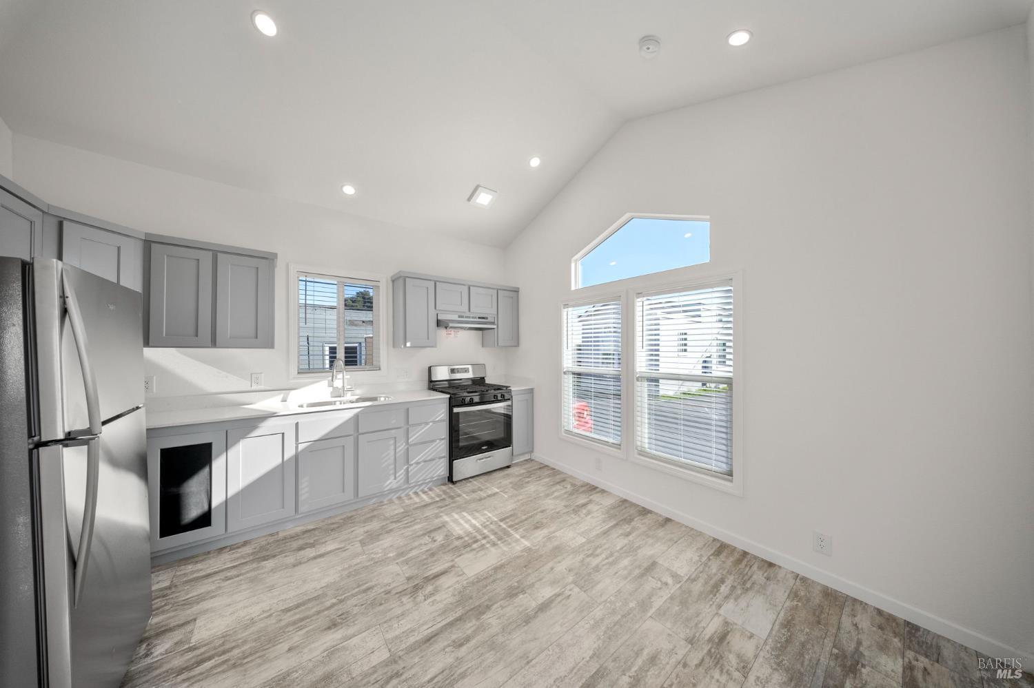 742 Francisco Boulevard West, Unit B22 San Rafael, CA 94901 - Photo 3 of 15