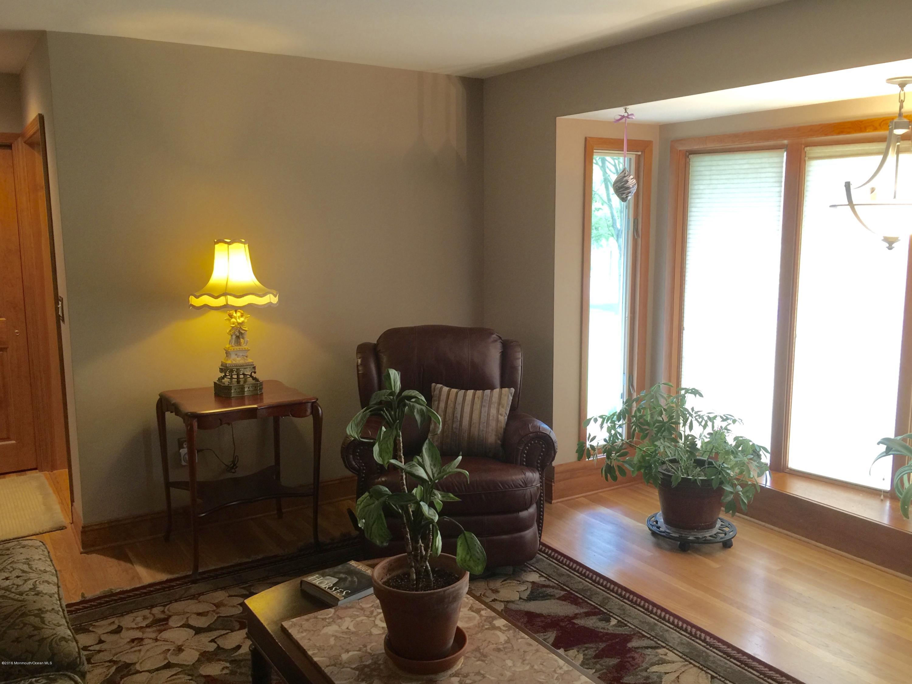 88 Reeds Road Tinton Falls, NJ 07724 - Photo 5 of 24 Living Room