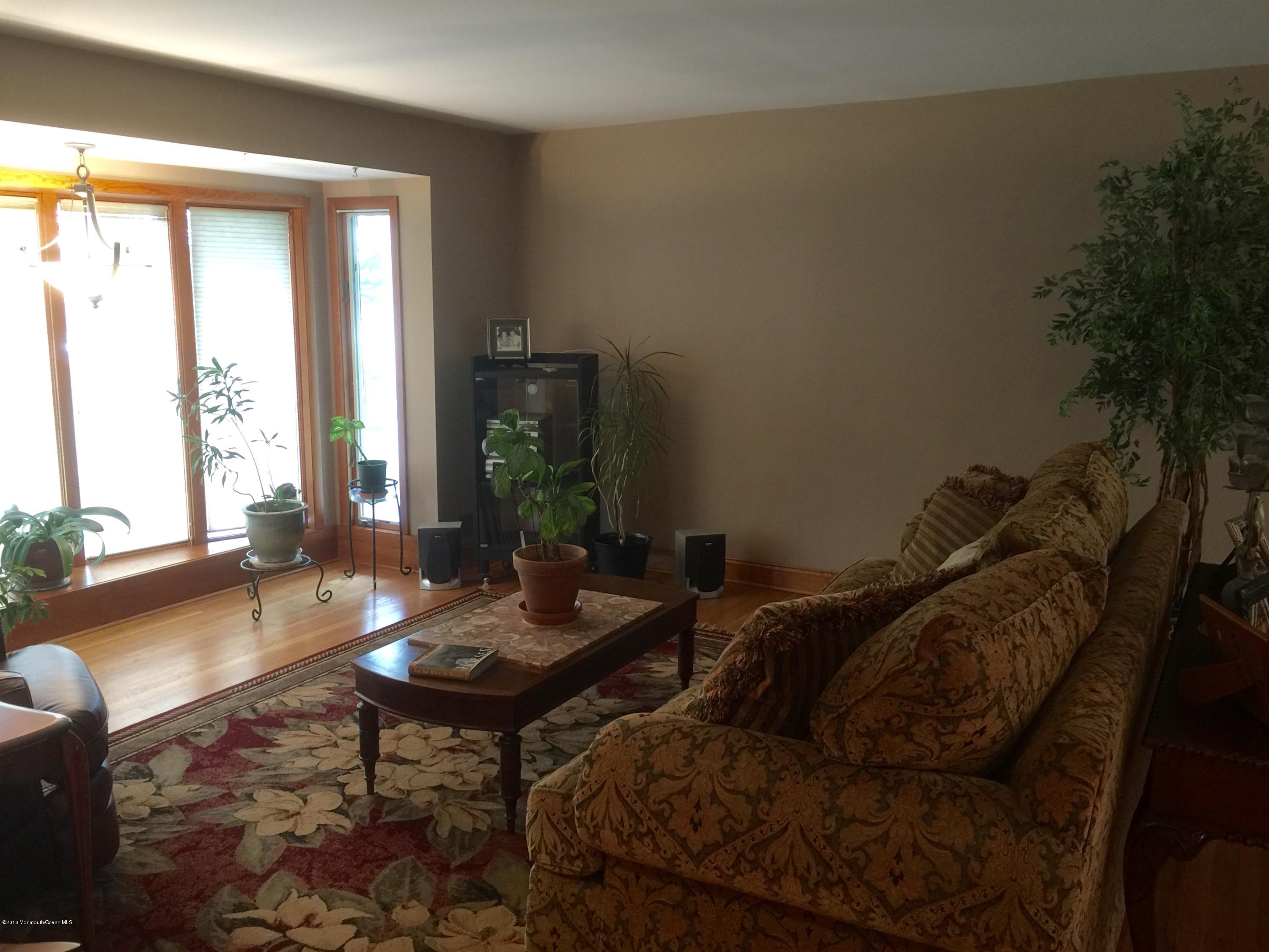 88 Reeds Road Tinton Falls, NJ 07724 - Photo 6 of 24 Living Room