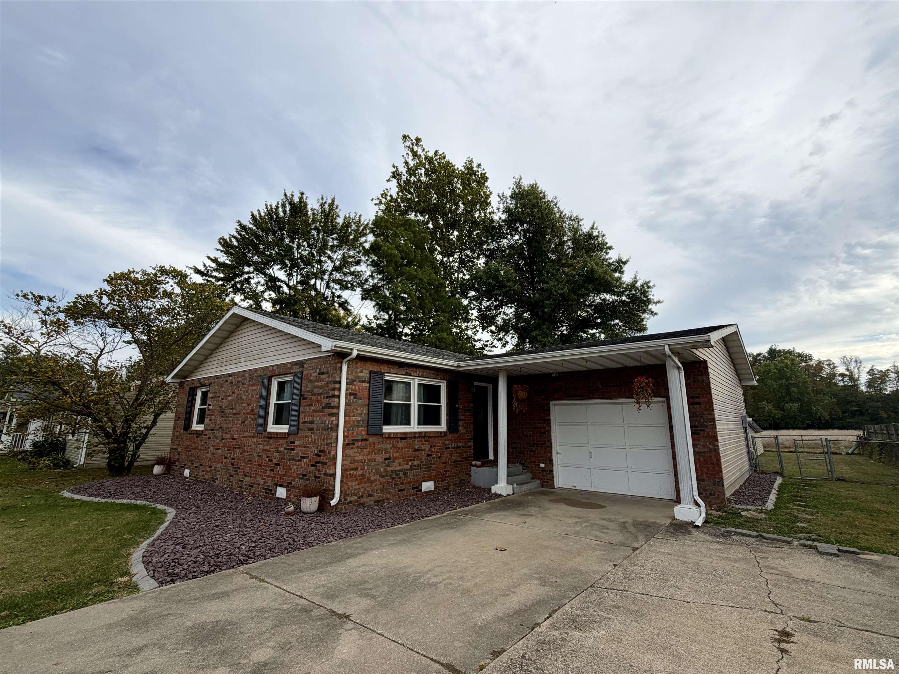 11 Edgebrook Street Centralia, IL 62801 - Photo 2 of 15