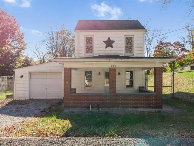 a view of front of a house with a yard