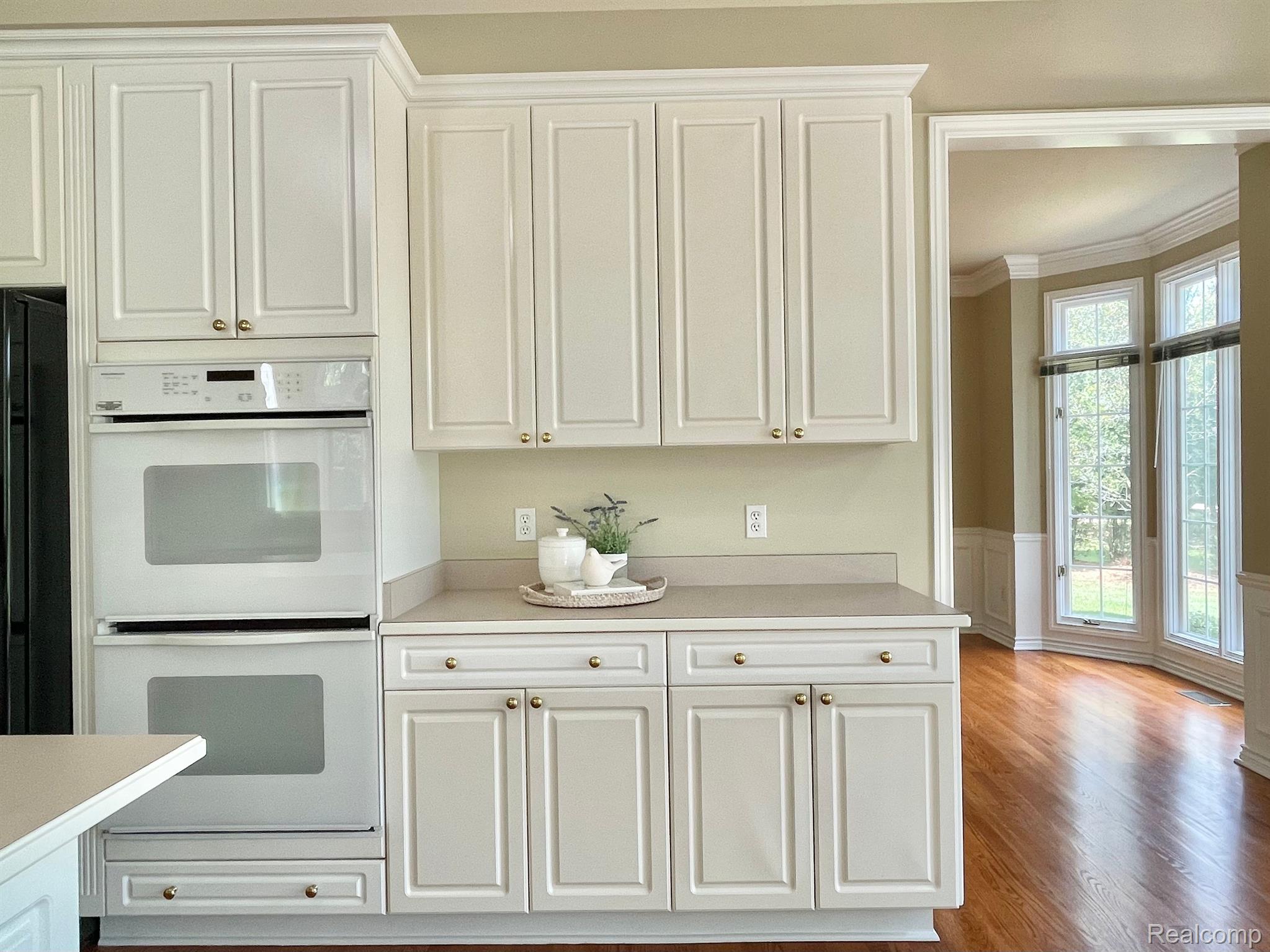 5706 Kirkridge Trail Rochester, MI 48306 - Photo 16 of 60 Double oven