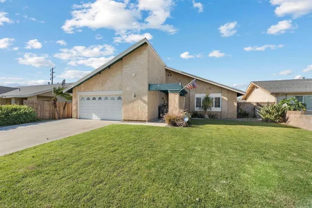 a view of a house with backyard and garden