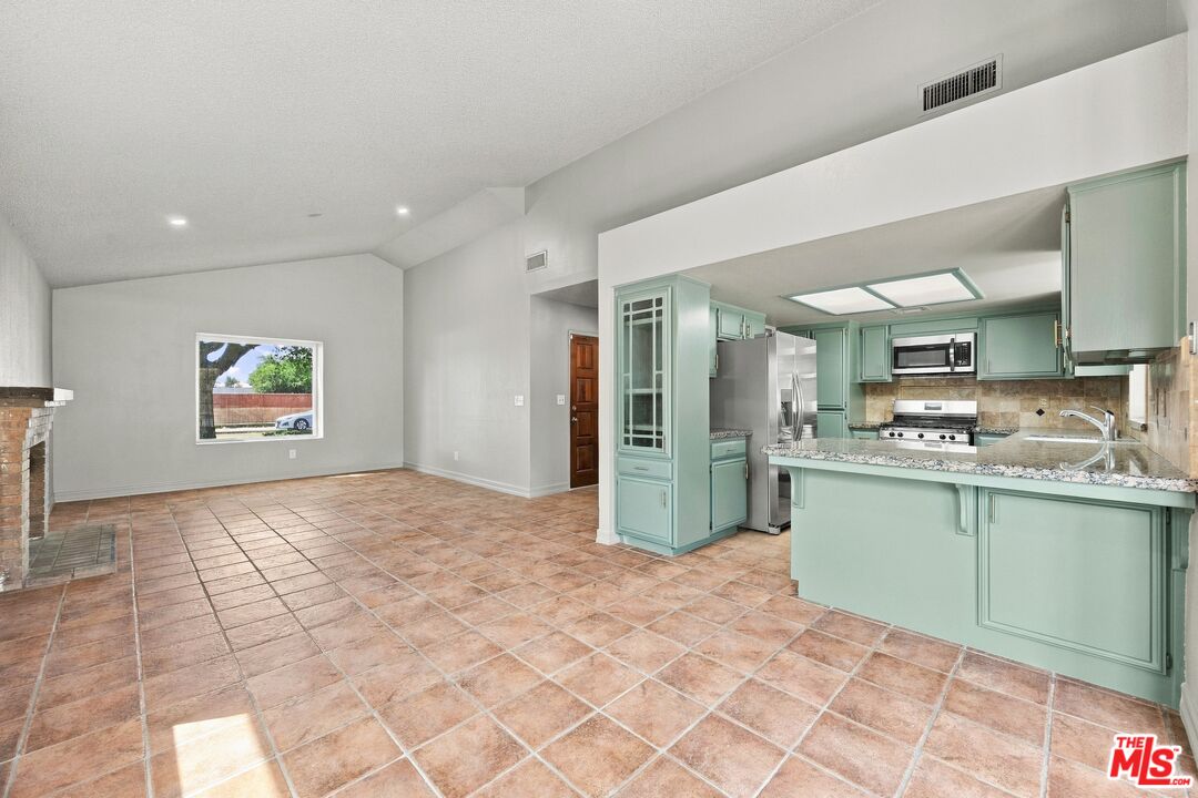 6304 Castleton Street Bakersfield, CA 93313 - Photo 15 of 40 Gallery Image 15