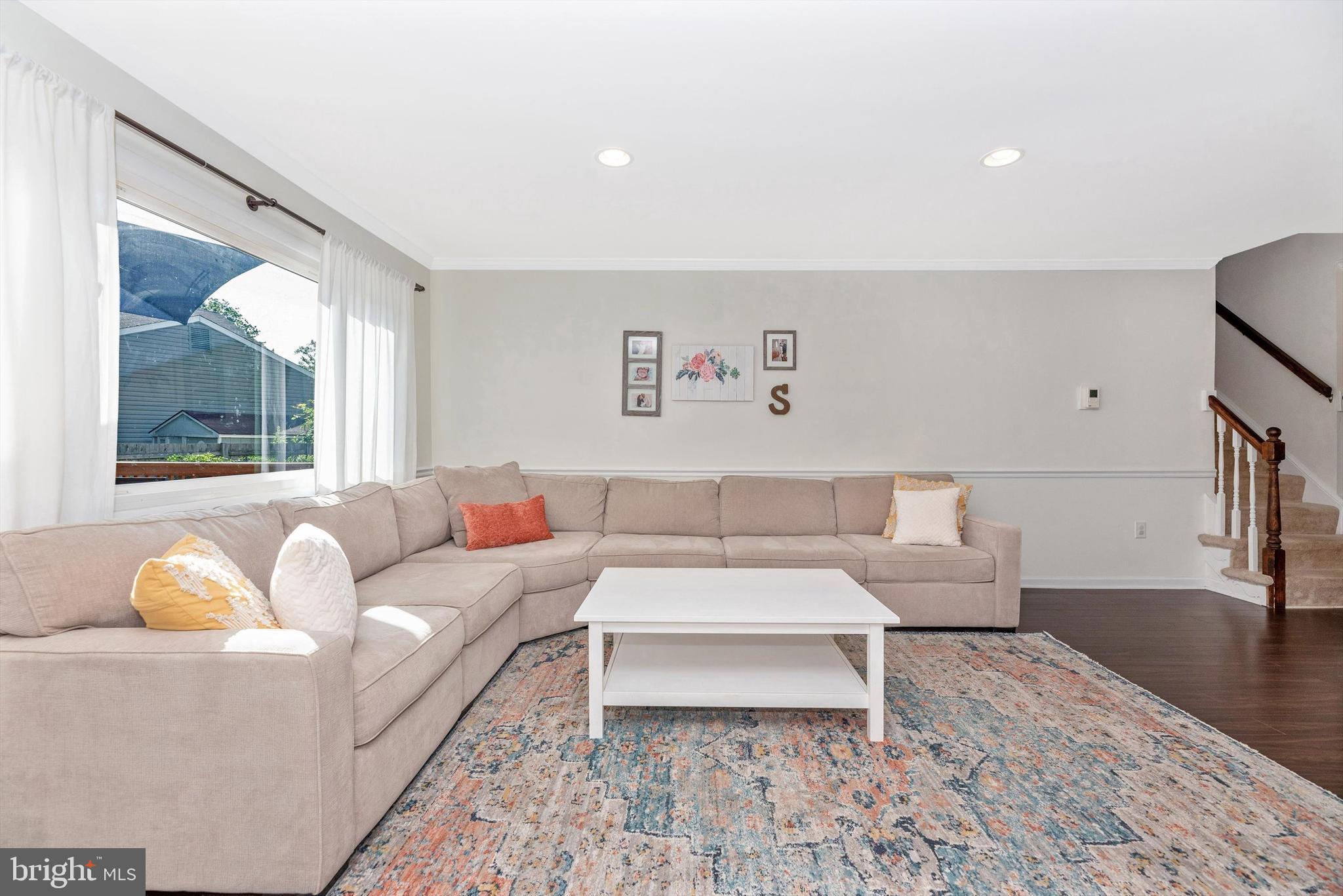17401 Hughes Road Poolesville, MD 20837 - Photo 20 of 74 SPACIOUS Living Room