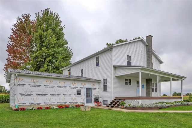 a view of a house with a yard