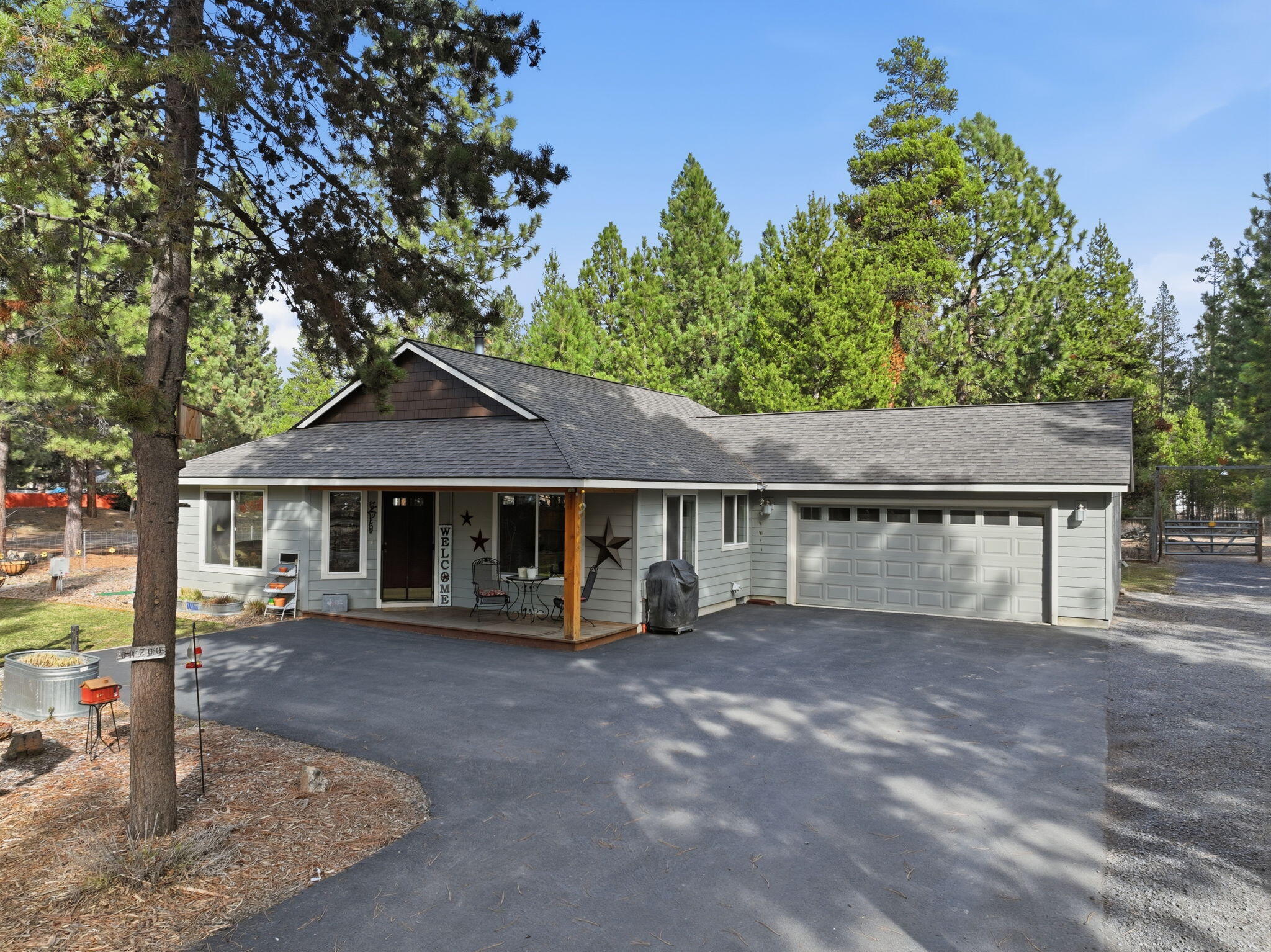 51432 Jory Road La Pine, OR 97739 - Photo 37 of 51 front view of a house with a yard