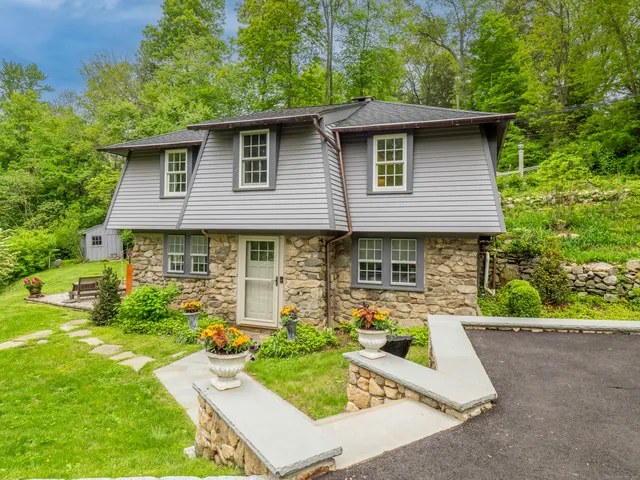 $695,000 | 110 Dudley Road, Wilton, CT 06897